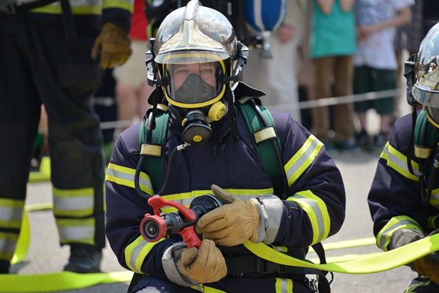 Feuerwehrmann in kompletter Ausrüstung